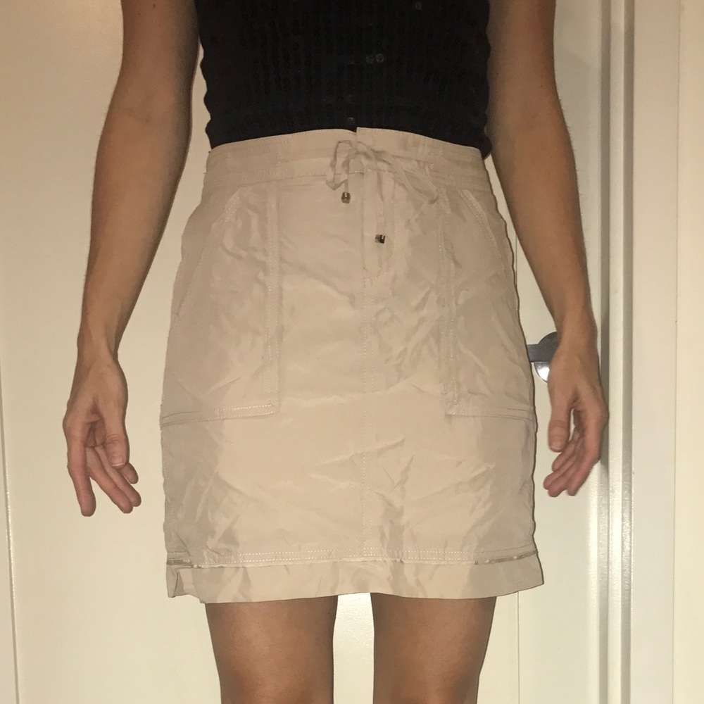 NWT • WHITE HOUSE BLACK MARKET CREAM SAFARI SKIRT